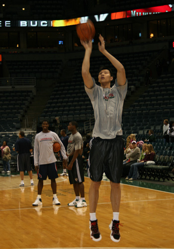 萨克拉门托国王训练开放日,关键时刻完成体检引欢呼,NBA常规赛在即,临场指挥获称赞(克拉荷马雷霆vs萨克拉门托国王) 萨克拉门托国王训练开放日,关键时刻完成体检引欢呼,NBA常规赛在即,临场指挥获称赞(克拉荷马雷霆vs萨克拉门托国王)