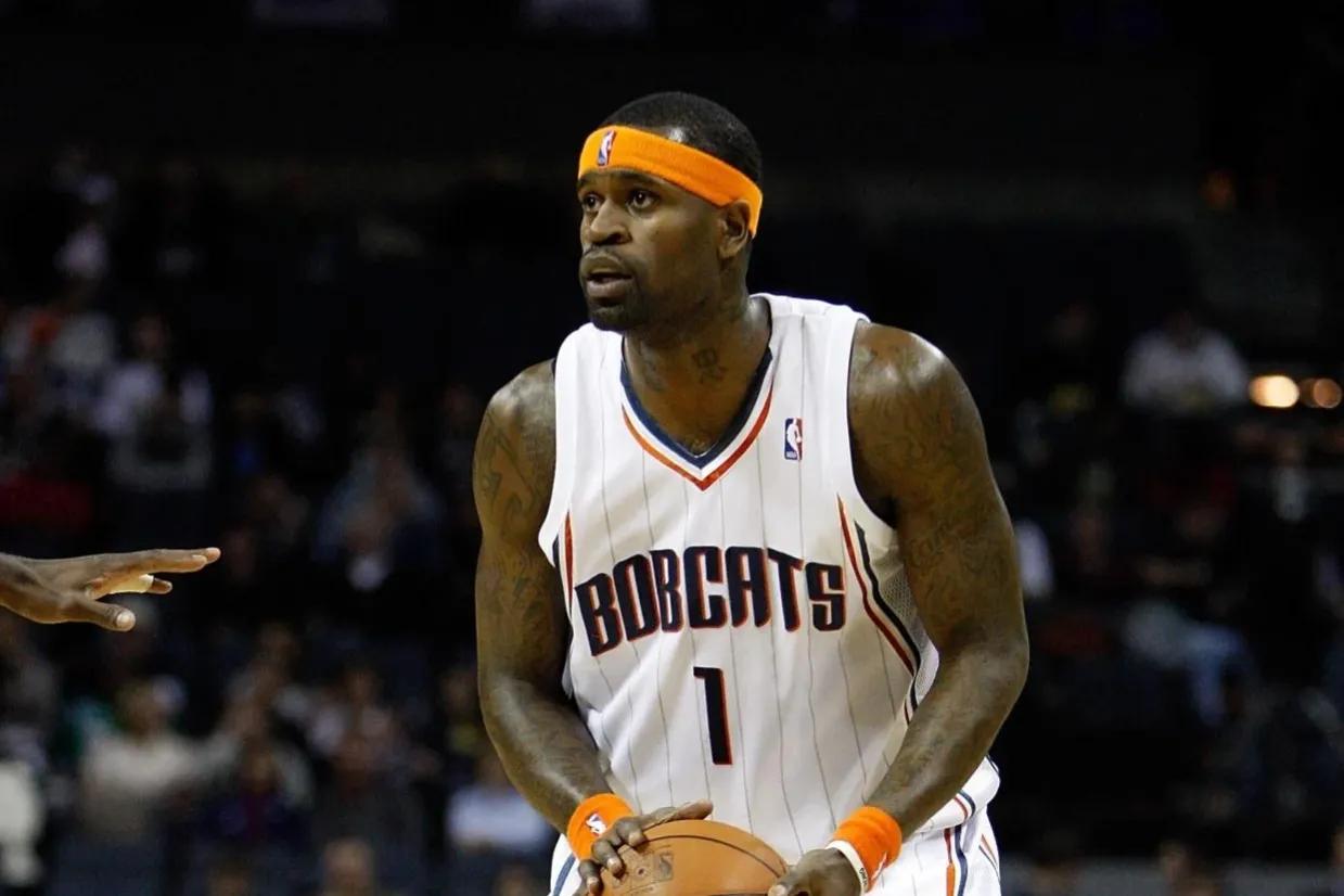 关于从摩纳哥围绕欧超杯复出首秀到AC米兰冲刺阶段止住颓势，今夜夏洛特黄蜂调整名单以备国王杯的信息