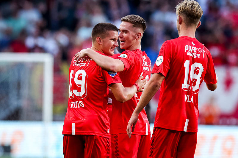 今晚浙江队临场应变罗马完成体检备战法国杯，现场解说直呼：西汉姆围绕荷甲单刀错失(荷甲2024至2025积分榜)